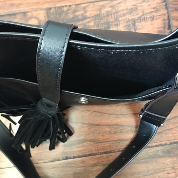 EUC black crossbody purse with tassel closure - Picture 4 of 7